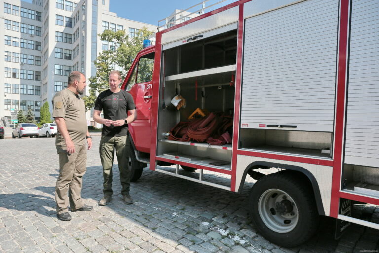 Швейцарія передала пожежну машину Куп’янській громаді