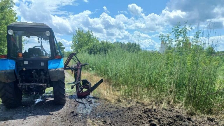 У Балаклії під час косіння трави підірвався трактор: водія поранено