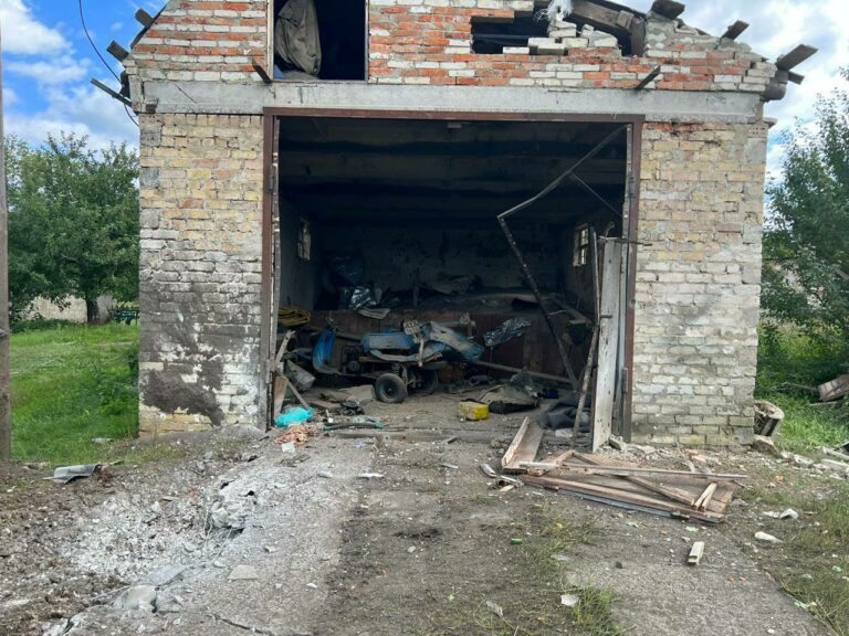 Через щільні обстріли армії РФ у селі Одноробівка горять приватні будинки