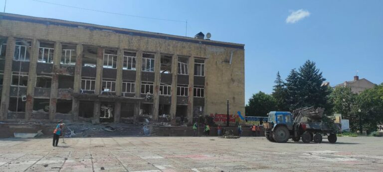 Russian Army Drops Air Bomb on Kupyansk, Damaging City Council Building – Aftermath Photos