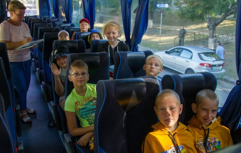 З окупації повернули ще шістьох українських дітей із їхніми сімʼями