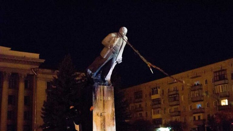 На Харківщині в селі демонтують зображення Леніна