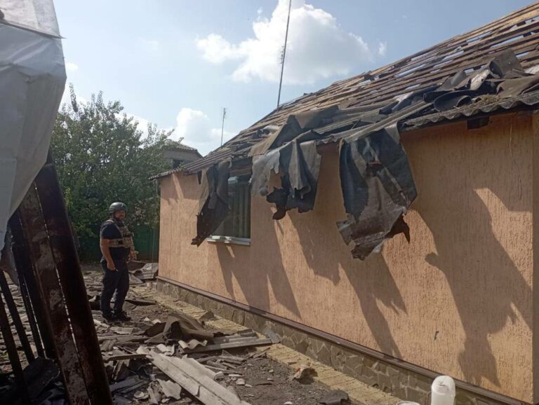 Пошкоджені будинки та гараж: війська РФ обстріляли Харківщину