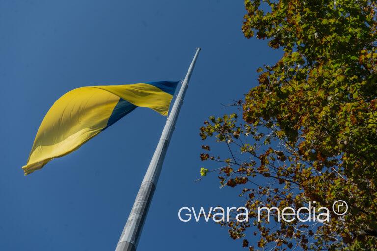 Через сильний вітер у Харкові змінили прапор на флагштоку