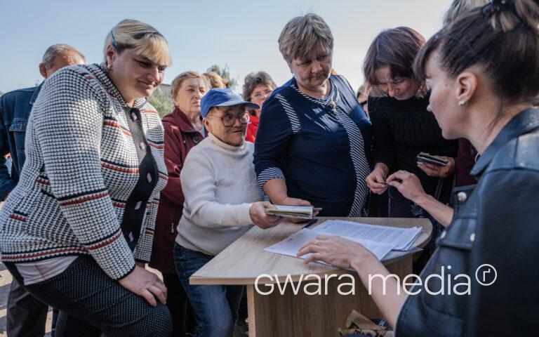 Волонтери роздають гуманітарну допомогу в Старовірівці Куп’янського району — фото