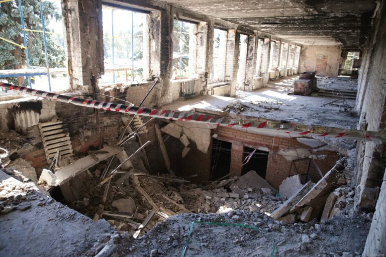В Ізюмі відновлюють адмінбудівлю, яку зруйнували росіяни
