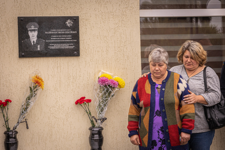 В Ізюмі відкрили меморіальну дошку на честь загиблого рятувальника Костянтина Малярова