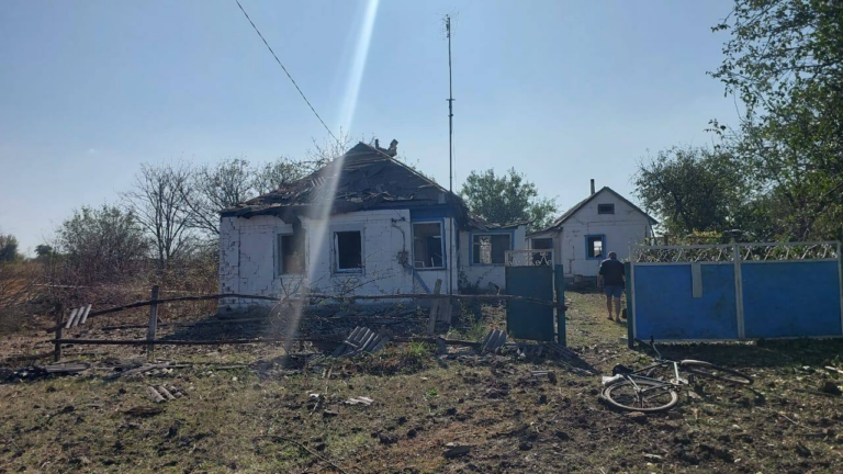 Армія РФ двома керованими авіабомбами обстріляла село на Харківщині