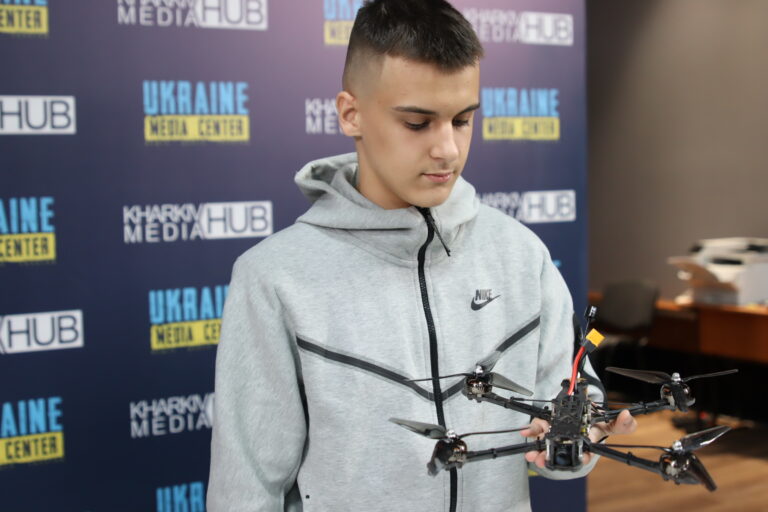 «Дронів не шкода, вони виконують свою роботу». Підліток у Харкові збирає дрони-камікадзе для ЗСУ — фото