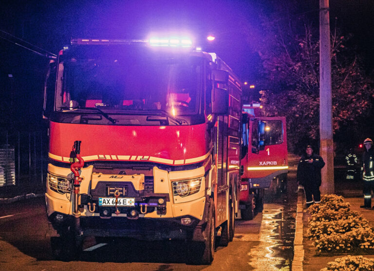На Салтівському шосе у Харкові гасили пожежу у квартирі багатоповерхівки: є постраждалий