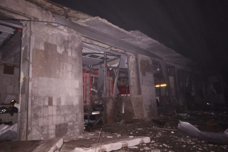 Внаслідок удару по пожежній частині Ізюма постраждали двоє луганчан