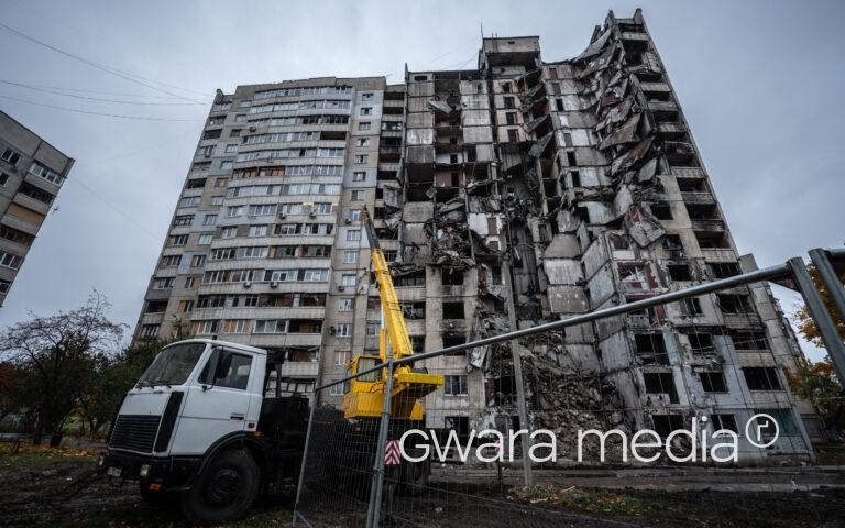 У Харкові почали демонтаж під’їзду зруйнованого будинку на Ужвій