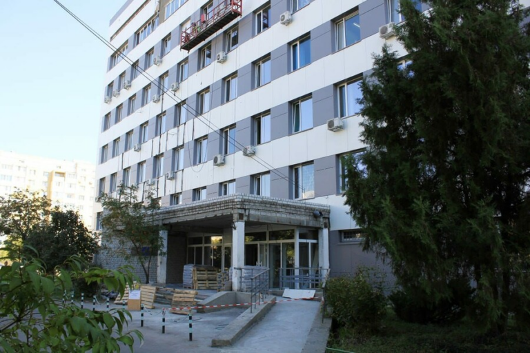 У Харкові відновлюють лікарню, яка постраждала від російських обстрілів