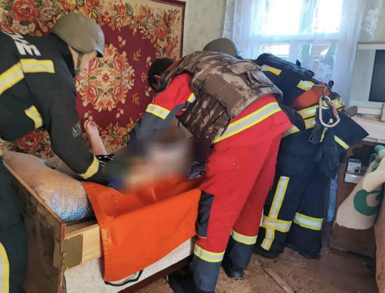 Рятувальники транспортували жінку зі зруйнованої оселі в Козачій Лопані