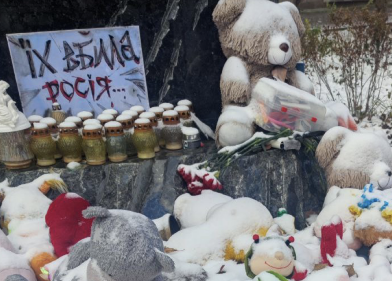 У Харкові прибрали іграшки біля пам’ятника вбитим РФ дітям