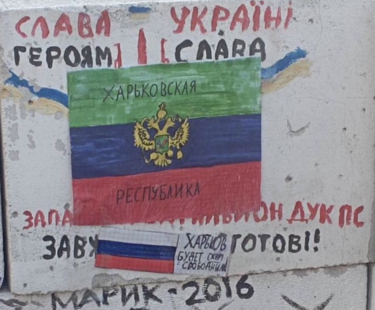 Школярці, яка розклеювала російську символіку в центрі Харкова, можуть заборонити користуватися соцмережами