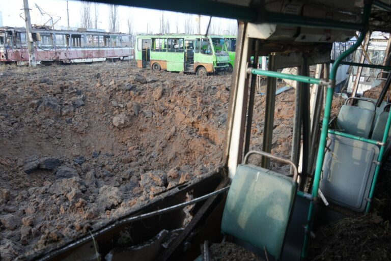 Ракетні удари по депо на Салтівці у Харкові: фото наслідків влучань