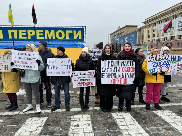 «Припиніть безглузді тендери»: у Харкові пройшла акція «Гроші на ЗСУ» – фото