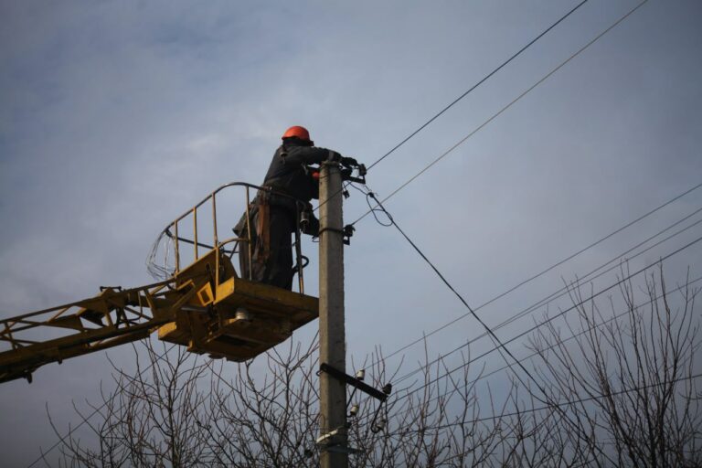 Через бойові дії без електрики понад 16 тисяч абонентів Харківської області