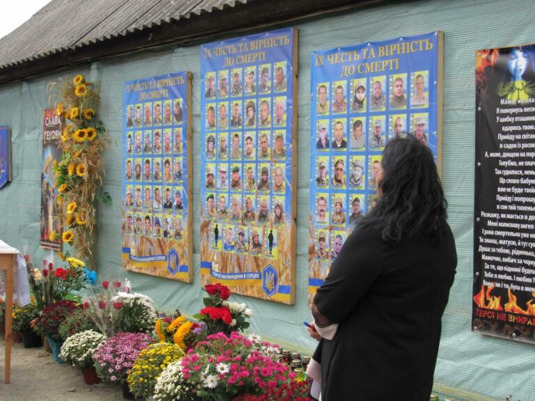 Маніпуляція. «Шпалери» з фотографій загиблих: в українському селі майже всі загинули на війні