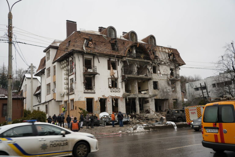 Рятувальники показали, як усувають наслідки обстрілу готелю у Харкові