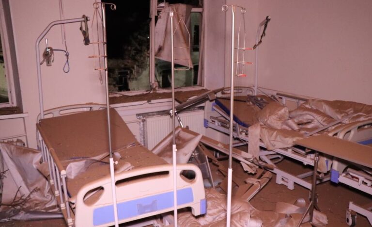 Під час нічної атаки на Харків пошкоджено медзаклад — фото