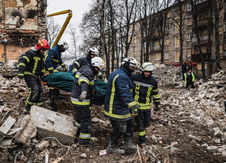 У Харкові понад добу розбирали завали на місці зруйнованої п’ятиповерхівки