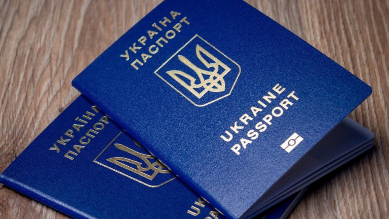 Фейк. В Україну повернуть чоловіків, які за кордоном подали документи на оформлення нового українського паспорта
