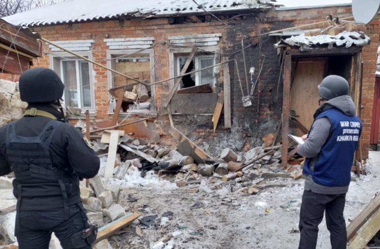 У Вовчанську пошкоджено приватні будинки та господарчі споруди внаслідок російського обстрілу — прокуратура