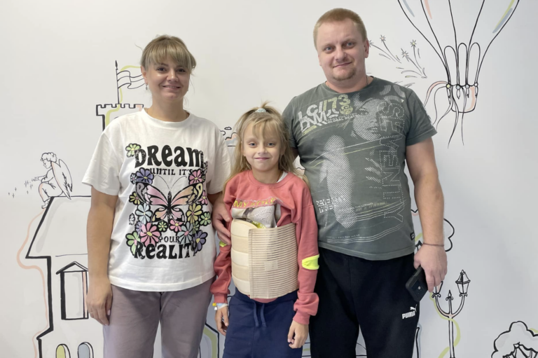 Дівчинці з Харкова пересадили нирку від батька-військового у Львові