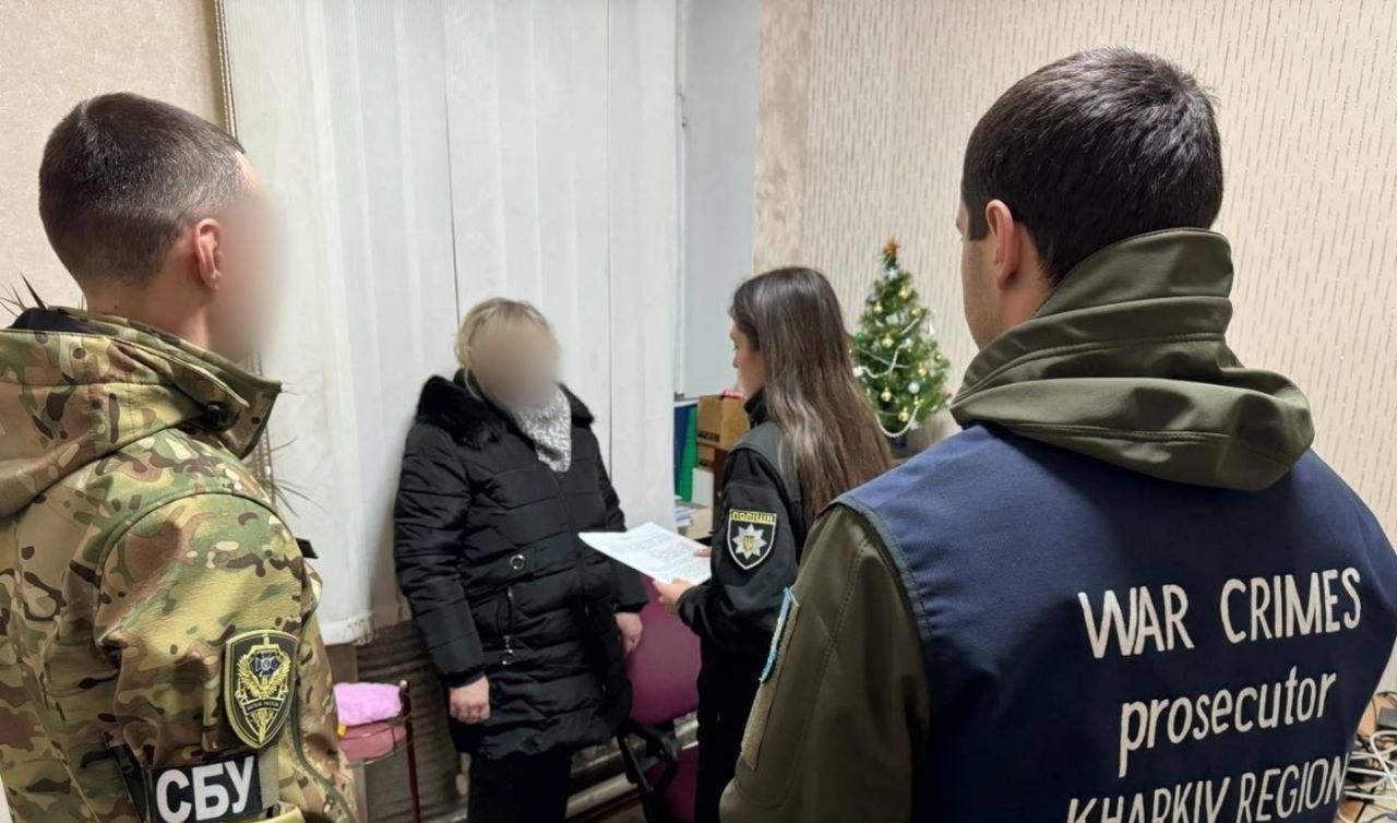 Правоохоронці затримують жінку, яка співпрацювала з окупаційною адміністрацією