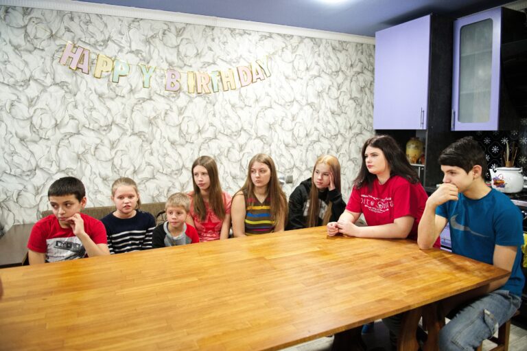 Родини із сімейними формами виховання на Харківщині отримають 50 тисяч гривень