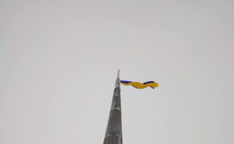 Через негоду у Харкові змінили прапор на флагштоку