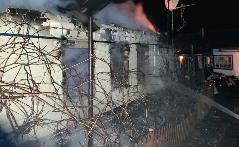 На Харківщині рятувальники ліквідували пожежу, спричинену обстрілом