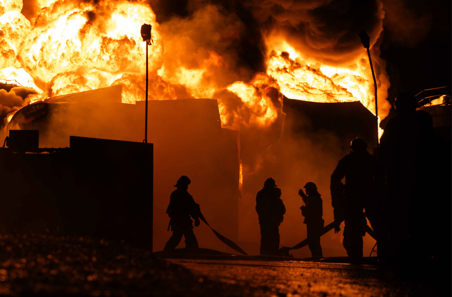 Рятувальники намагаються загасити пожежу у Харкові ввечері 9 лютого 2024 року