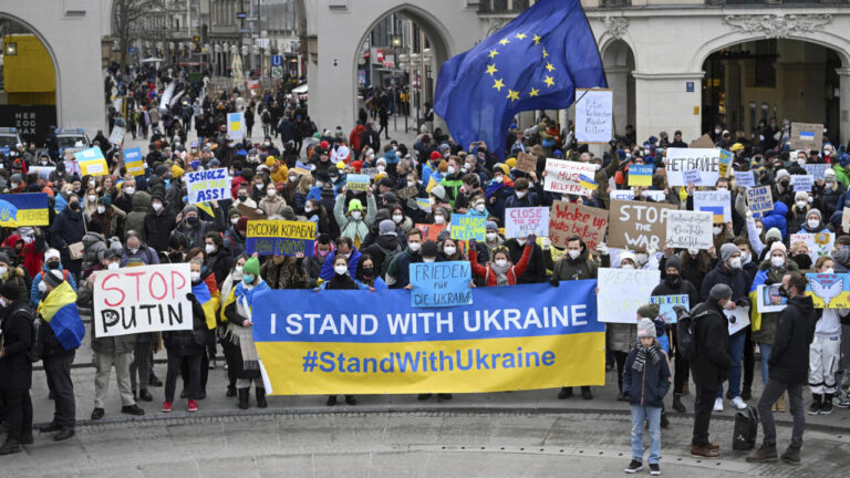 Фейк. Україна вимагає від Німеччини надати відомості про ВСІХ чоловіків, які беруть участь в мітингах