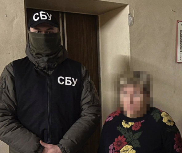 СБУ затримала жінку, яка, ймовірно, очолювала «центр надання соціальних послуг» окупантів на Харківщині