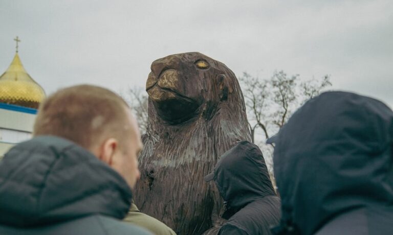 У Куп’янську встановили скульптуру бабака