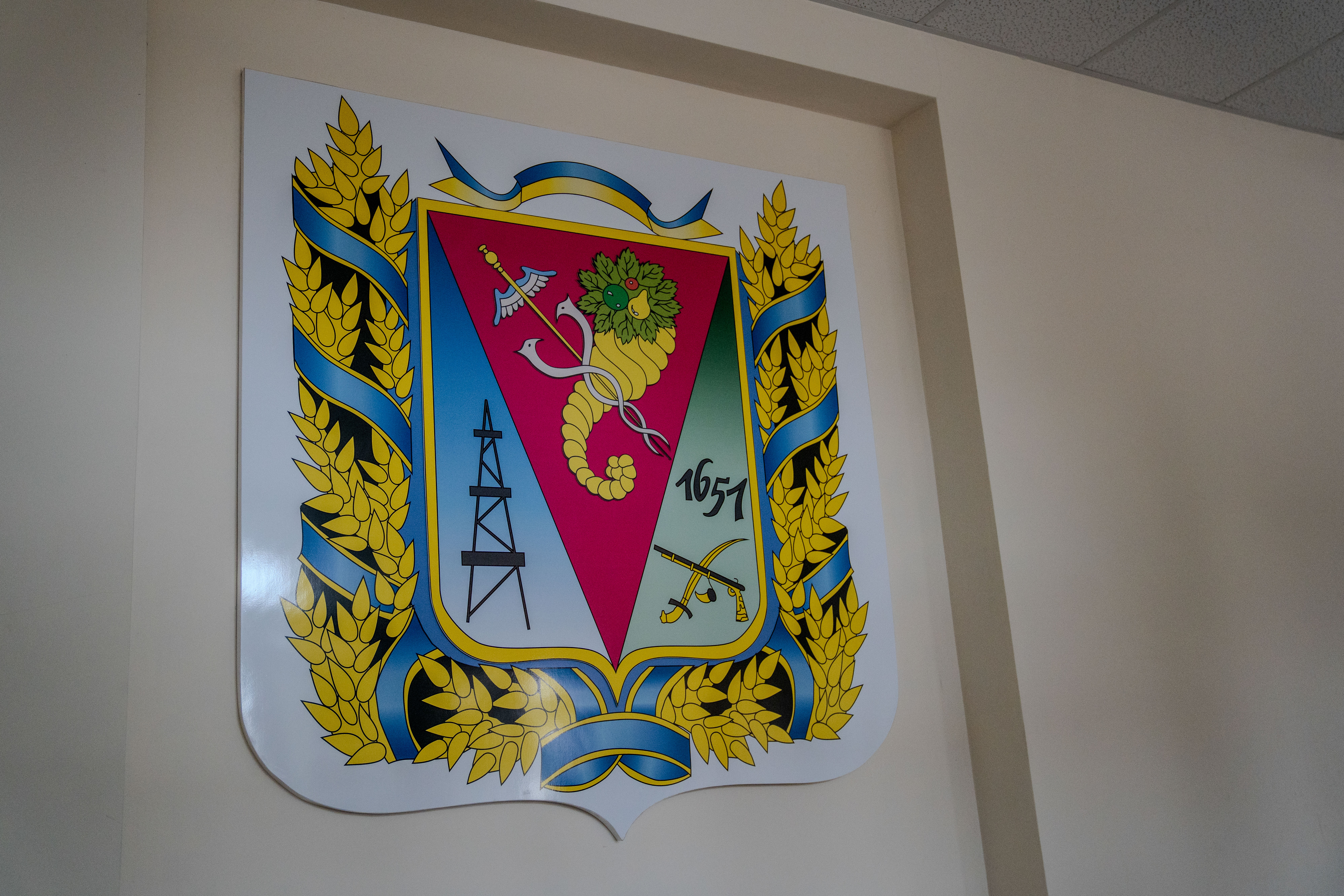 Герб Краснокутської громади, що розміщений у холі селищної ради