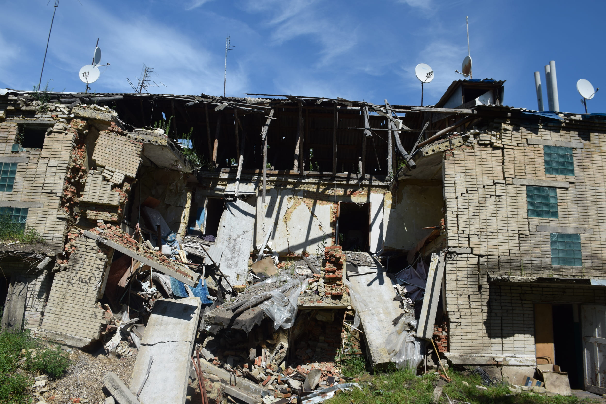 A residential building destroyed by Russian S-300 missiles in Odnorobivka, Bohodukhiv district / Photo: Denys Glushko, Gwara Media