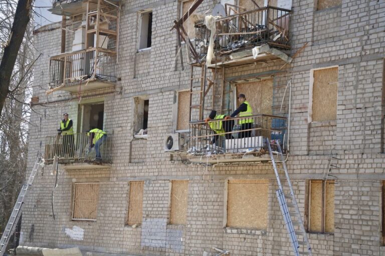 У Харкові ліквідують наслідки ударів по житлових будинках — фото