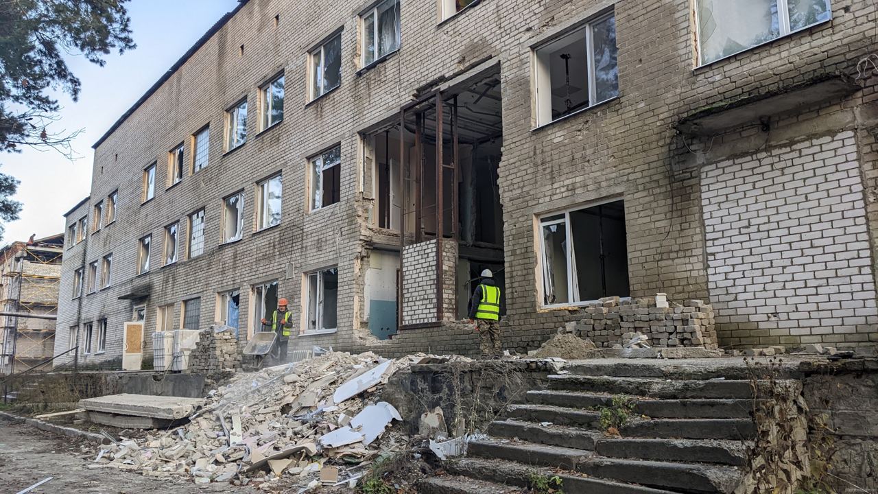 Зруйнована внаслідок російського удару стіна Балаклійської лікарні.