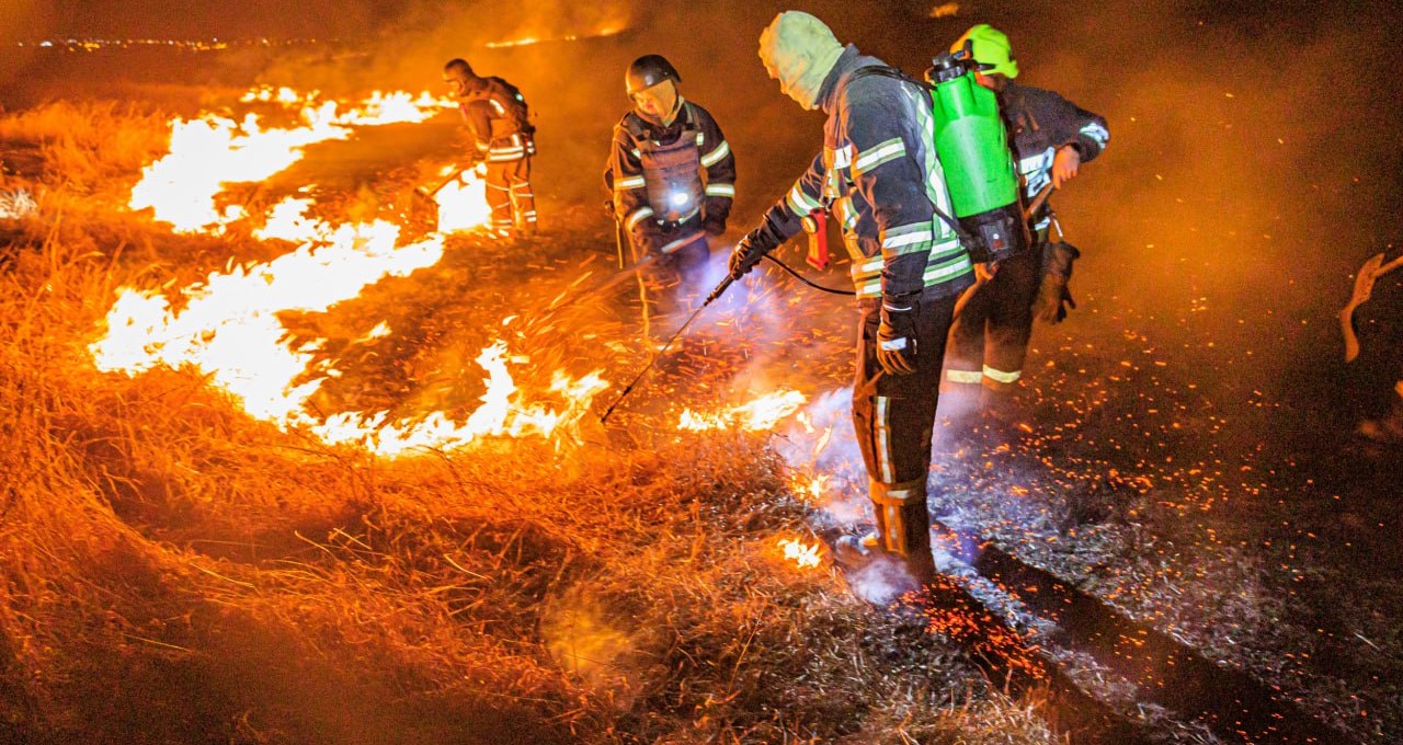 Харківські рятувальники ДСНС гасять пожежу сухої трави поблизу села Слобідське Вільхівської громади.