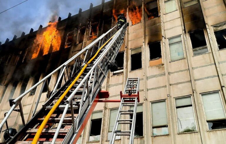 Внаслідок удару в Харкові спалахнула пожежа на підприємстві: є загиблі та постраждалі