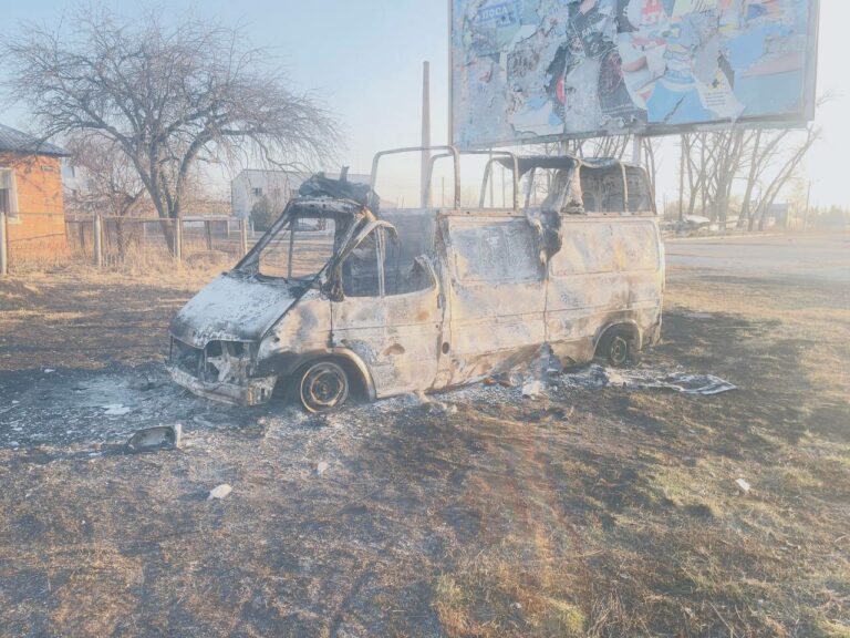 У Вовчанську російський дрон влучив у цивільну автівку: є загиблі