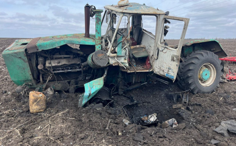 У Харківській області на міні підірвався трактор: водія поранено