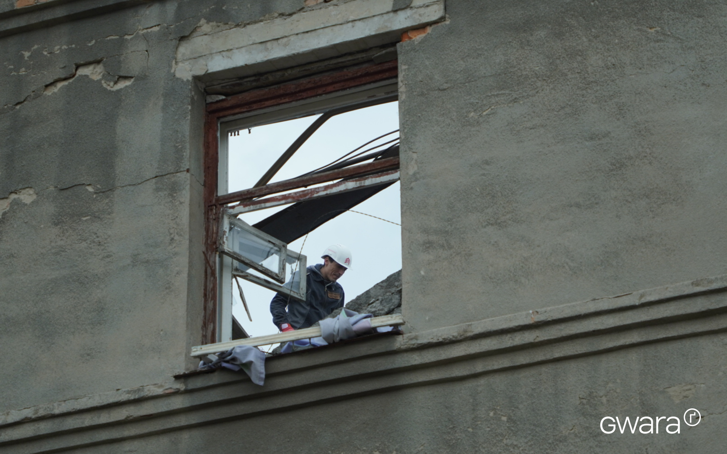 City workers clean up the debris in the aftermath of Russian drone attack on Kharkiv / Photo: Ivan Samoilov for Gwara Media