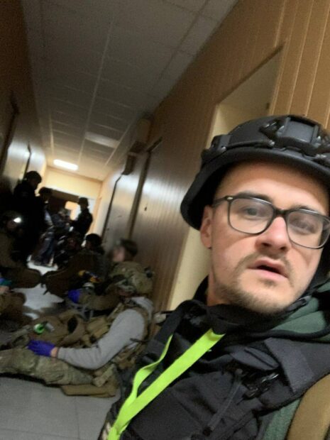 Journalist of Nakypilo media group on April 4, right after Russian double-tap drone strike hit near him / Photo: Victor Pichuhin