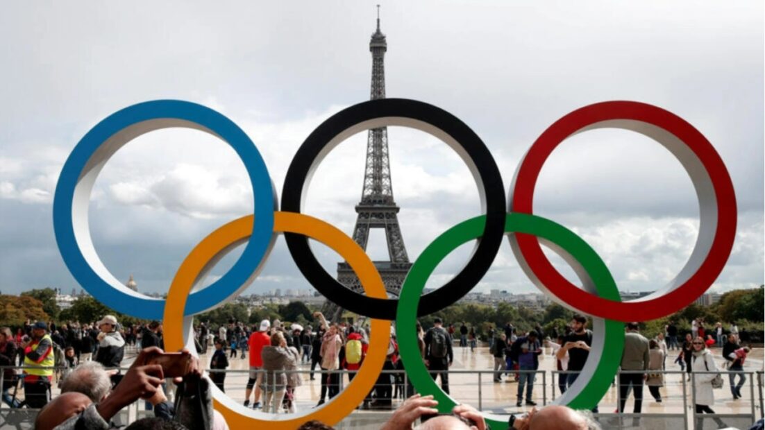 The five-ringed emblem of the Olympic Games in front of the Eiffel Tower / Photo: Benoit Tessier for Reuters