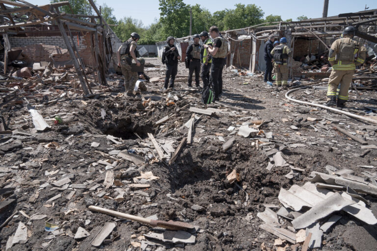 Дев’ять поранених та загиблий: наслідки авіаобстрілу Харкова — фото